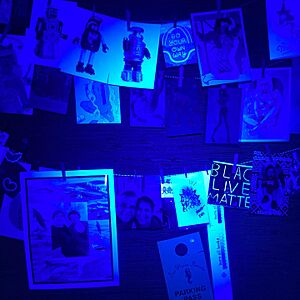 Archivo:Artlung blacklight messages