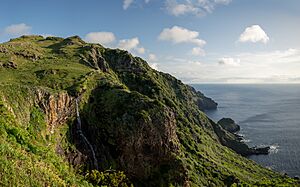 Archivo:Aveiro waterfall, Santa Maria, Azores, Portugal (PPL3-Altered) julesvernex2