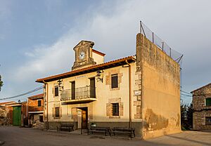 Archivo:Ayuntamiento, Alaminos, Guadalajara, España, 2017-01-03, DD 07