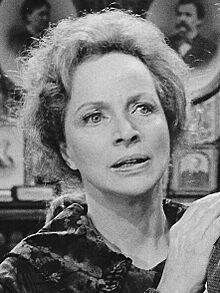 Beatrice Straight from 1975 (cropped).jpg