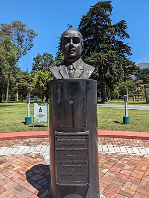 Archivo:Busto a Jorge Carrera Andrade