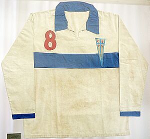 Archivo:Camiseta UC campeón 1956 B