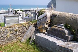 Cantabria Santoña cementerio civil enterramientos abandonados lou