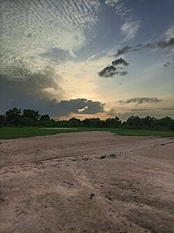 Coucher de soleil sur une prairie. Région de Kaolack, Sénégal.jpg