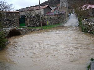 Archivo:Crecida en el arroyo del pueblo durante el invierno