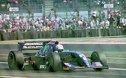 Archivo:David Brabham - Simtek S941 leaves the pits at the 1994 British Grand Prix (32388881792)