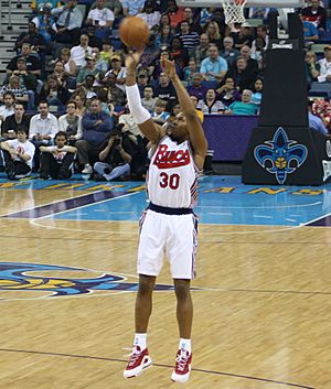 Archivo:David West shooting cropped
