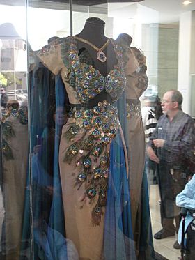 Archivo:Debbie Reynolds Auction - Hedy Lamarr "Delilah" peacock gown from "Samson and Delilah" (5851596985)