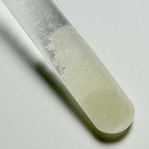 Archivo:Dysprosium-sulfate