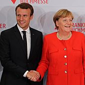 Archivo:Emmanuel Macron and Angela Merkel (Frankfurter Buchmesse 2017)