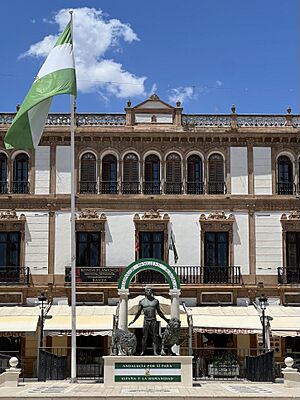 Archivo:Estatua de Hércules y los leones en Ronda, junto con el Círculo de Artistas de Ronda