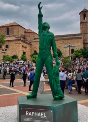 Archivo:Estatua de Raphael en Linares (Jaén).