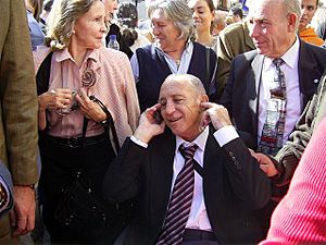 Archivo:Francisco Fernández Ochoa in a crowd, talking on a cellphone