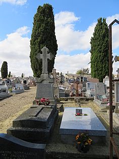 Archivo:Graves of Michel Foucault, his mother and his father in Vendeuvre du Poitou