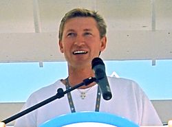 Archivo:Gretzky aug2001 closeup