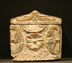 Archivo:IMG 1086 - Perugia - Museo archeologico - Urna dall'ipogeo dei Satna II-I sec. a.C. - 7 ago 2006 - Foto