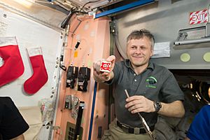 Archivo:ISS-50 Andrei Borisenko with cookies at Christmas Eve
