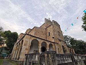 Archivo:Iglesia de San Julián de Somió