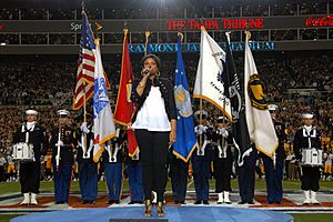 Archivo:Jennifer Hudson sings national anthem at Super Bowl 43