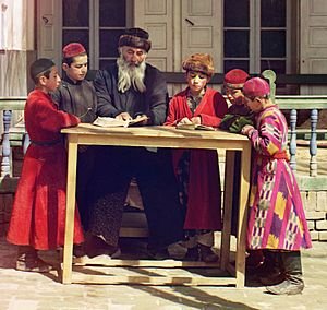 Archivo:Jewish Children with their Teacher in Samarkand cropped