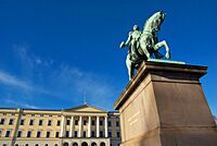 Archivo:Karl johan statue 1