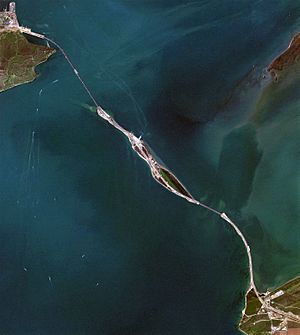 Archivo:Kerch Strait Bridge, 2018-04-14