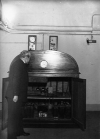 Archivo:L'horloge parlante de l'Observatoire de Paris avec le directeur M. Ernest Esclanson