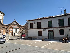 Archivo:Los Tres Arcos y la casa familiar de Pío del Río Hortega en Portillo