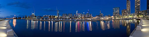 Archivo:Melbourne Docklands - Yarras Edge - marina panorama