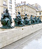 Archivo:P1020793 Paris VI Esplanade du musée d'Orsay Statues des 6 continents rwk