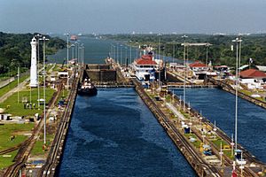 Archivo:Panama Canal Gatun Locks