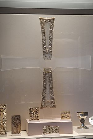 Archivo:Paris Musée du Louvre Croix mozarabe 379