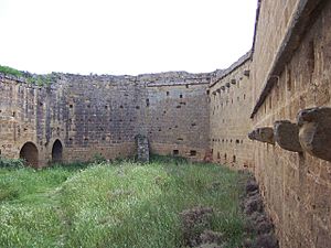 Archivo:Parte interior de la Muralla del Castillo de Davalillo