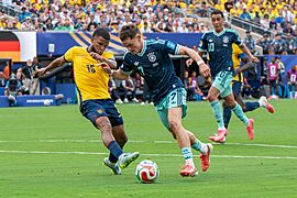 Archivo:Pedro Vite Florian Wirtz Ecuador v Germany 25 June 2026-198