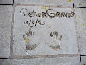 Archivo:Peter Graves (handprints in cement)