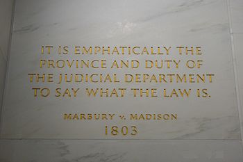 Archivo:Plaque of Marbury v. Madison at SCOTUS Building