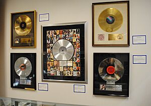 Archivo:Platinum records, Prince, Bruce Springsteen, Juliens Auctions Preview 2011-03-08
