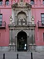 Portada del Colegio de San Bartolomé y Santiago, Granada