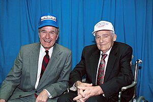 Archivo:President George H. W. Bush and Sam Walton
