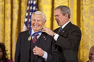 Archivo:President George W. Bush Presents the Presidential Medal of Freedom to Actor Andy Griffith