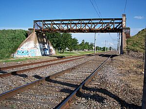 Archivo:Puente del Ferrocarril Provincial sobre el Ferrocarril Roca, a pocos metros de la estación Guernica