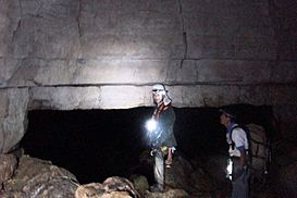 Puerta geometrica - Cueva de los Tayos.JPG