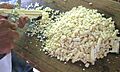 Rayando los granos de maíz(extracción del grano de maíz de la mazorca)