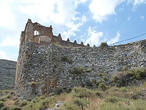 Archivo:Rueda de Jalón - Castillo - Muralla neoarabe