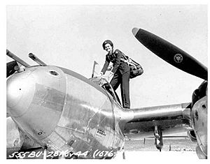Archivo:Ruth Dailey with P-38