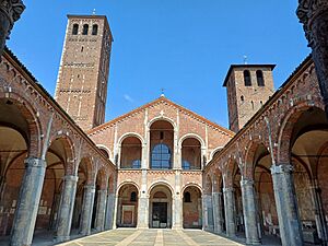 Archivo:Sant'Ambrogio (Milan) - Atrium
