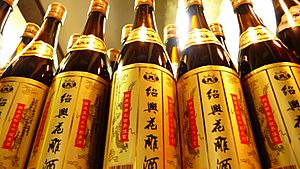 Archivo:Shaoxing-jiu bottles by udono