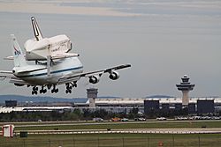 Archivo:Space Shuttle Discovery landing at Dulles
