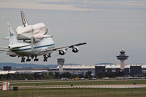 Archivo:Space Shuttle Discovery landing at Dulles