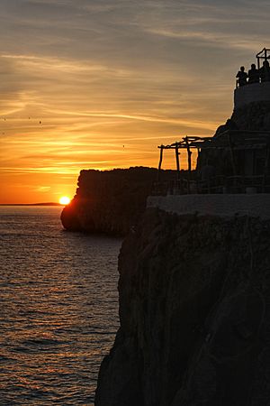 Archivo:Sunset at Cova d'en Xoroi